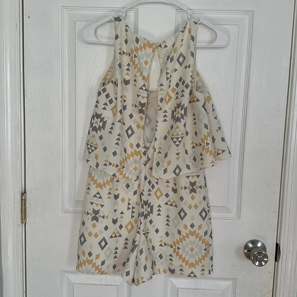 Geometric Pattern Romper - Picture 4 of 7